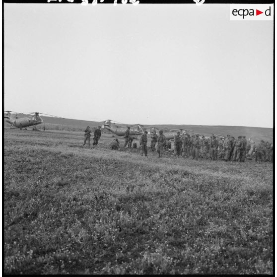 Les hommes attendent le départ pour les hélicoptères de transport Piasecki H-21.