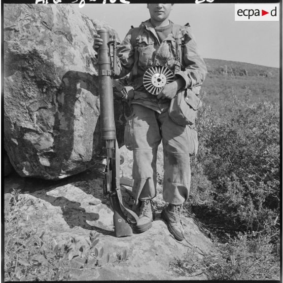 Fusil-mitrailleur Lewis avec ses munitions prise aux rebelles.