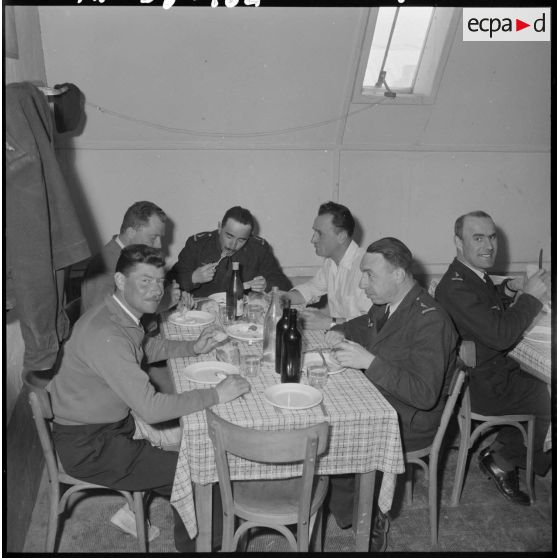 Les soldats mangent à la cantine.