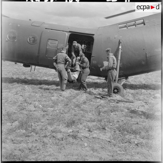 Embarquement de blessés fellaghas pour être soigné.