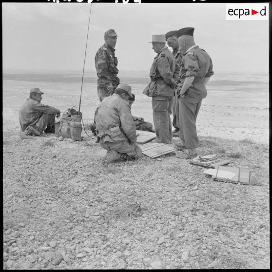 Le général Paul Vanuxem et le colonel Roger Trinquier parlent de l'opération.