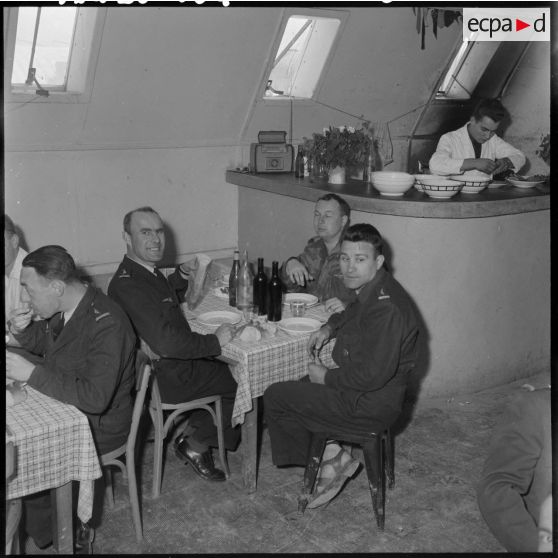 Les soldats mangent à la cantine.