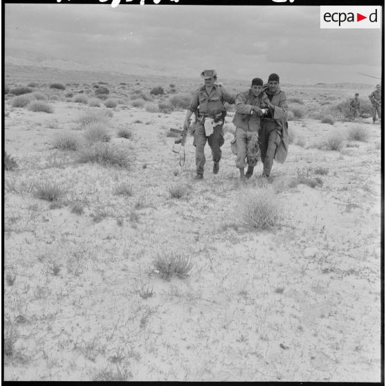 Embarquement de blessés fellaghas pour être soignés.