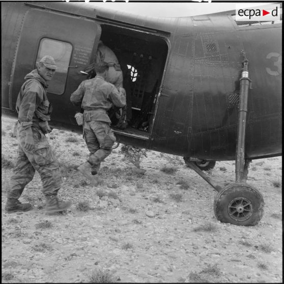 Embarquement dans un hélicoptère Piasecki H-21.