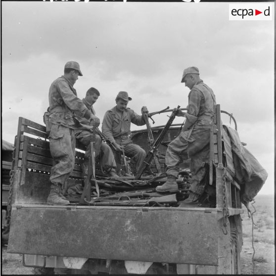 Les armes sont montées dans un camion et montrées par des parachutistes du 3ème régiment des parachutistes coloniaux (RPC) et des soldats du 60ème régiment d'infanterie (RI).