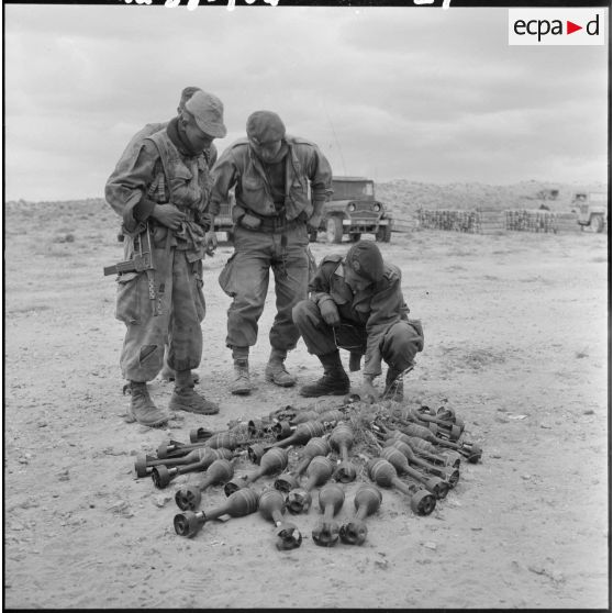 Les armes sont montrées par des parachutistes du 3ème régiment des parachutistes coloniaux (RPC) et des soldats du 60ème régiment d'infanterie (RI).