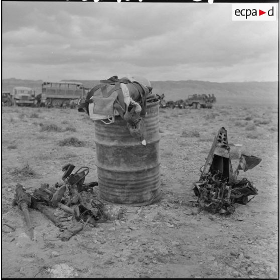 Les restes d'un avion de combat North American T-6 tombé (le casque du pilote et les mitrailleuses de l'appareil).