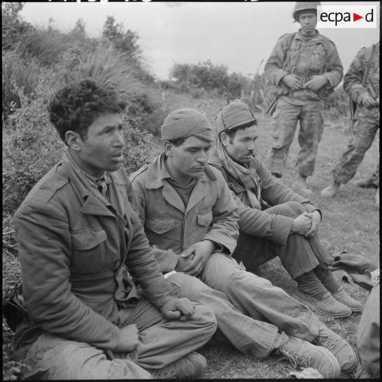 Quelques prisonniers du front de libération nationale (FLN) en uniforme.