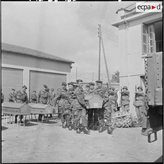 Transport des cercueils sur les camions GMC.