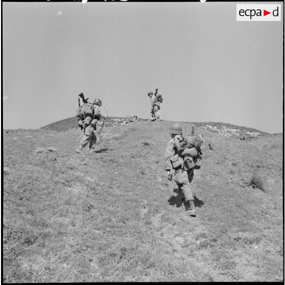 Les parachutistes du 9ème régiment de chasseurs parachutistes (RCP) de la 2ème compagnie commencent le bouclage.