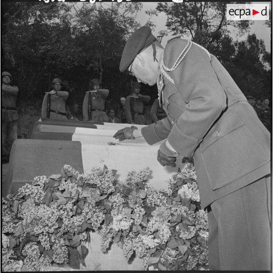 Le colonel commandant le secteur de Souk Ahras décore un sous-lieutenant du 60ème régiment d'infanterie (RI) à titre posthume.