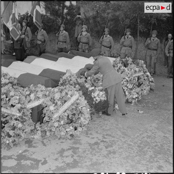 Le colonel Buchoud, commandant le 9ème régiment de chasseurs parachutistes (RCP) décore le C/C de la médaille et de la croix de la valeur militaire avec palme à titre posthume.