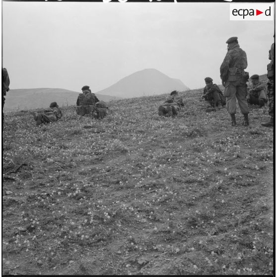 Les hommes attendent leur héliportage en cas de renfort face aux contreforts du Deban.