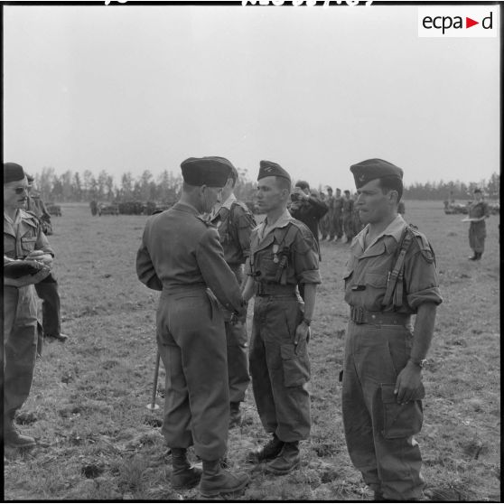 Remise de décoration par le général François Huet.