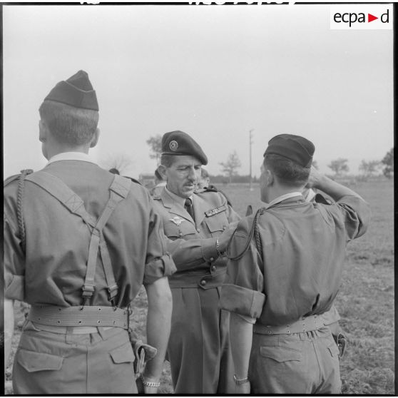 Remise de décoration par le général Jacques Massu.