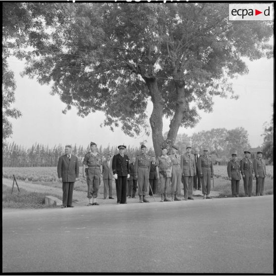 Les autorités militaires et civiles attendant le défilé.