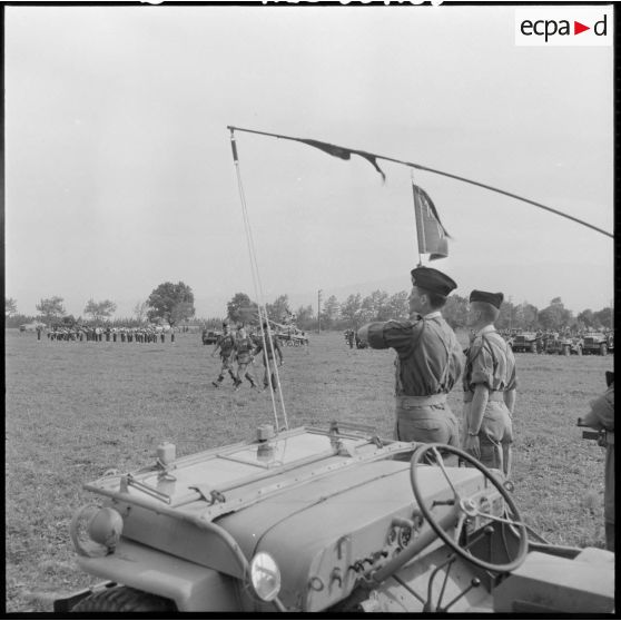 Le colonel Moral, le colonel Bie et le général François Huet saluent les troupes.