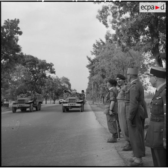 Les autorités regardent les troupes qui défilent.