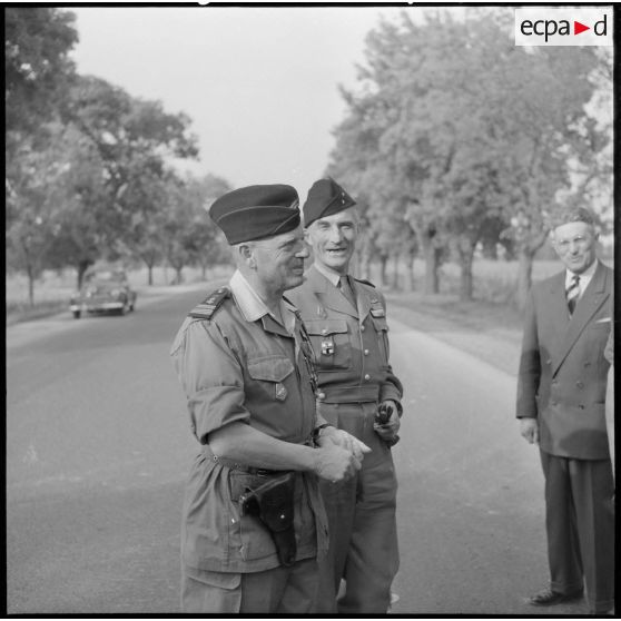 Le général François Huet avec l'un des colonels.