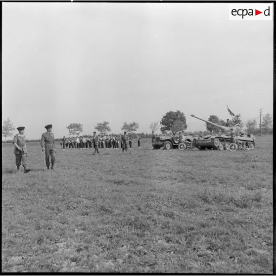 Le colonel Moral, le colonel Bie et le général François Huet saluent les troupes.