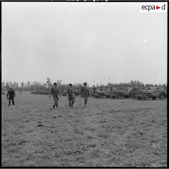 Le colonel Moral, le colonel Bie et le général François Huet saluent les troupes.