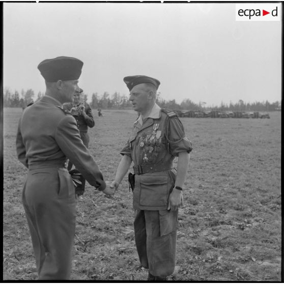 Remise de décoration par le général François Huet à l'un des colonels.