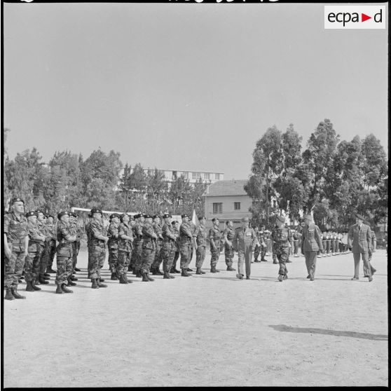 Les généraux Raoul Salan, Jacques Allard, Jacques Massu et le colonel Fossey-François passent en revue les paras du 2ème régiment de parachustistes coloniaux (RPC).