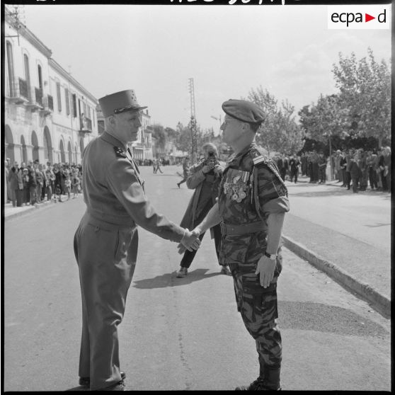 Le général Raoul Salan félicite le colonel Olivier Le Mire.