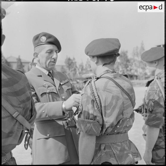 Remise de décoration par le général Jacques Massu.