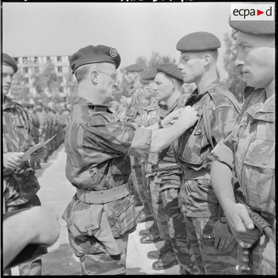 Le colonel Olivier Le Mire remet la croix de la valeur militaire à un para.