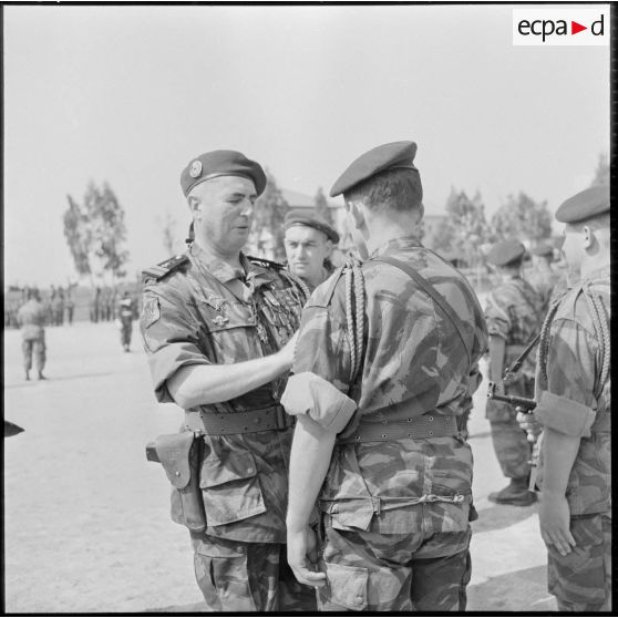 Le colonel Fossey-François décore un para de la croix de la valeur militaire.