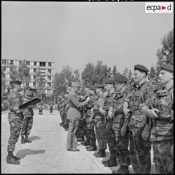 Le général Jacques Allard décorant des parachutistes.