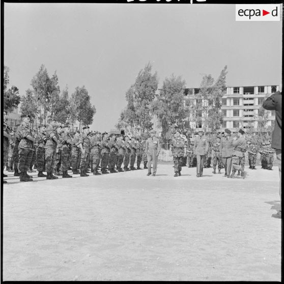 Les généraux Raoul Salan, Jacques Allard, Jacques Massu et le colonel Fossey-François passent en revue les paras du 2ème régiment de parachustistes coloniaux (RPC).