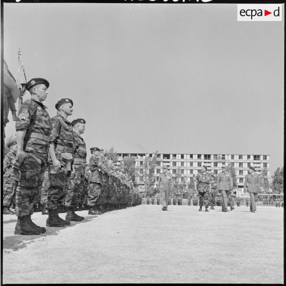 Les généraux Raoul Salan, Jacques Allard, Jacques Massu et le colonel Fossey-François passent en revue les paras du 2ème régiment de parachustistes coloniaux (RPC).