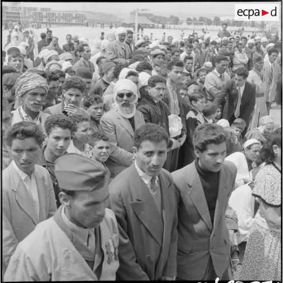 La foule attentive pendant le discours du général Jacques Massu.