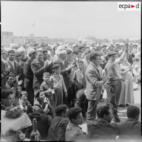 La foule attentive pendant le discours du général Jacques Massu.