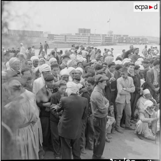 La foule attentive pendant le discours du général Jacques Massu.