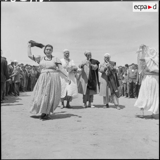 Danseuses et musiciens donnent une aubade au général Jacques Massu.