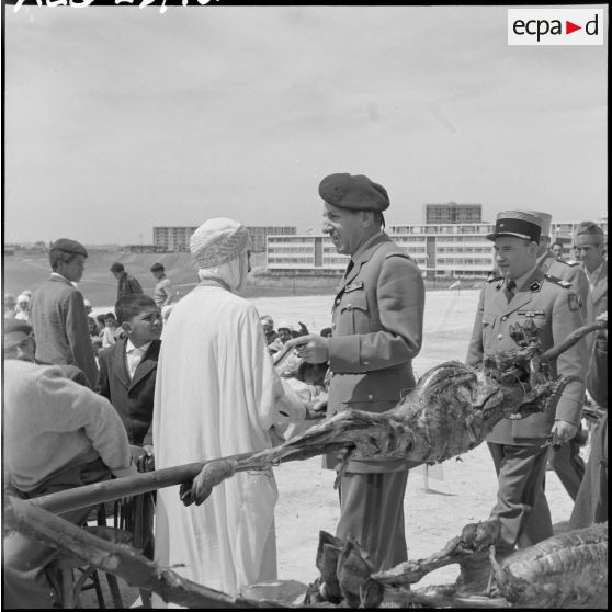 Le général Jacques Massu s'entretient avec un ancien combattant.