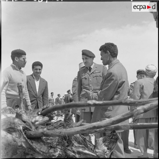 Le général Jacques Massu s'entretient avec des hommes.