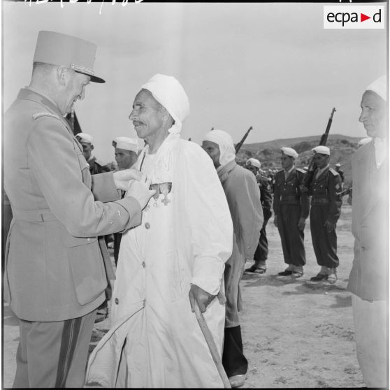 Un tirailleur reçoit la médaille militaire.