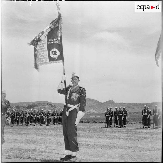 Le lieutenant porte drapeau du 1er régiment de tirailleurs algériens (RTA).