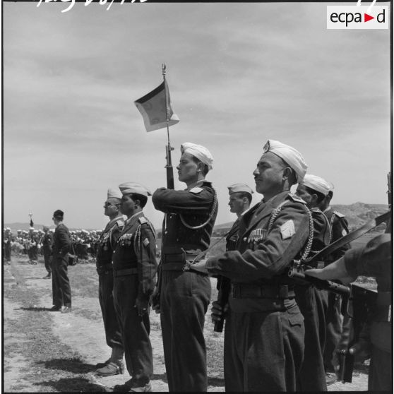 Le porte fanion de la compagnie d'honneur du 1er régiment de tirailleurs algériens (RTA) pendant le défilé des troupes.