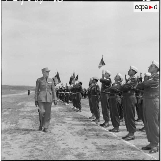 Le général Jacques Allard passant en revue une compagnie du 1er régiment de tirailleurs algériens (RTA).