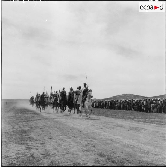 Un groupe à cheval du groupe de compagnie nomade algérienne (GCNA) n°4.