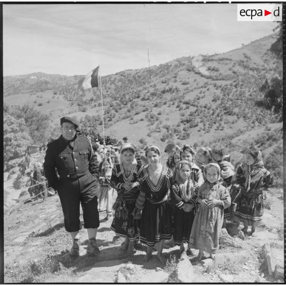 L'adjudant Tibor avec les jeunes.