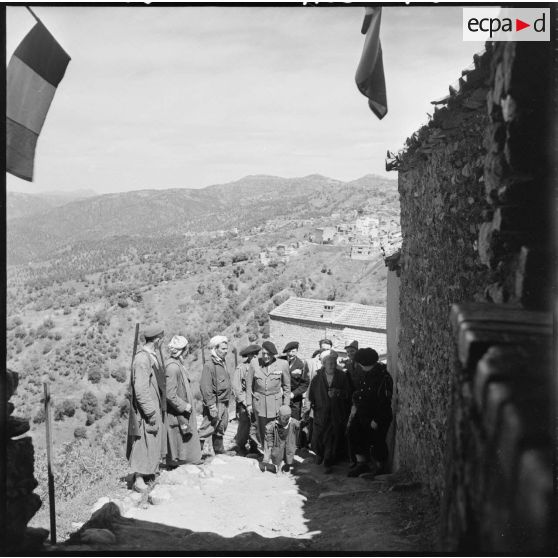 Le commandant Granotier au cours de sa visite.