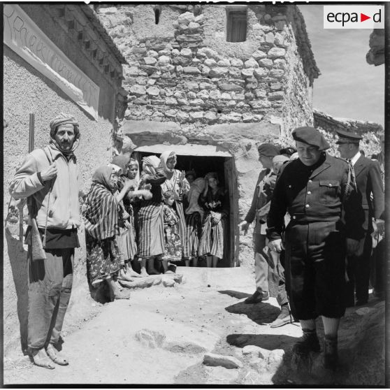 Le commandant Granotier au cours de sa visite.