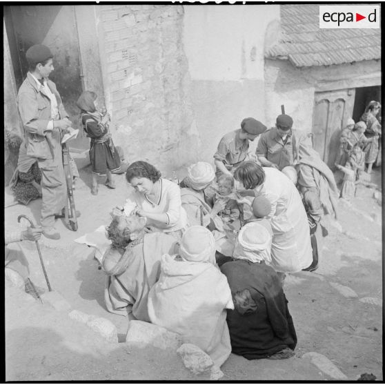 L'équipe médico-sociale effectue des visites aux villageois de Zaknoun.