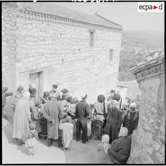 L'équipe médico-sociale effectue des visites aux villageois de Zaknoun.